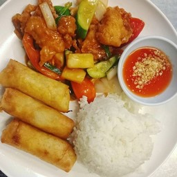 ข้าวราดปลาผัดเปรี้ยวหวาน+ปอเปี๊ยะทอด saute fish with sweet&sour sauce+spring rolls