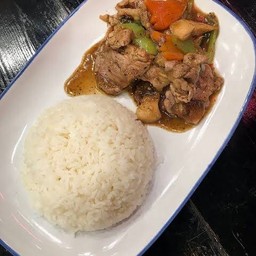 เนื้อวัวผัดพริกไทยดำราดข้าว