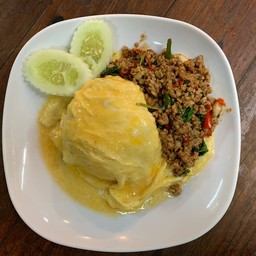 ข้าวผัดกระเพรา หมู ไข่ดาว