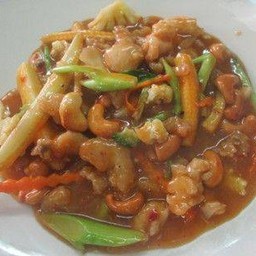 ไก่ผัดเม็ดมะม่วงหิมพานต์ Saute'chicken with cashew nuts