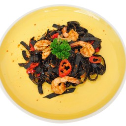 สปาเก็ตตี้เส้นดำ กุ้ง และ ไข่กุ้ง
