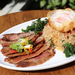 ข้าวผัดกระเพราริบอายไข่เป็ด