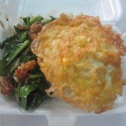 ข้าวราดคะน้าหมูกรอบ+ไข่เจียว saute chinese spinach with crispy pork+omelette