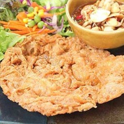 ยำไข่เจียวกรอบ