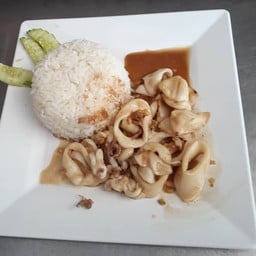 ข้าวราดผัดกระเทียมพริกไทย