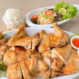 ไก่ย่าง 1 ตัว แถมฟรี!ส้มตำปู+ข้าวเหนียว