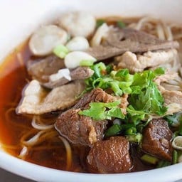 นายแดง ก๋วยเตี๋ยวหมูน้ำแดง ตลาดริมน้ำเพชรบุรี