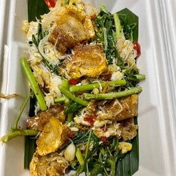 ผัดหมี่กระเฉดหมูกรอบ