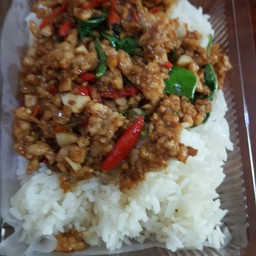กระเพราหมูสับราดข้าว