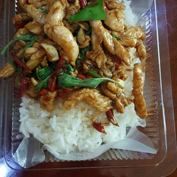 กระเพราไก่ราดข้าว