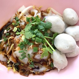 ก๋วยเตี๋ยวลูกชิ้นหมู (แห้ง)