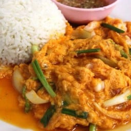 ข้าวราดทะเลผัดผงกระหรี่