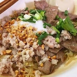 ก๋วยเตี๋ยวแห้งโบราณ ประกอบด้วย หมูสับ หมูเด้ง ลูกชิ้น ตับ ทุกอย่างลวกสุกกำลังดี 