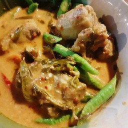 แกงคั่วซี่โครงหมูใบมะขาม