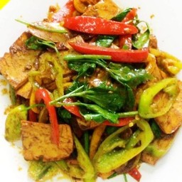 เต้าหู้แผ่นผัดผงกะหรี่ มังสวิรัติ