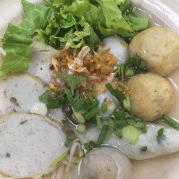 ก๋วยเตี๋ยวลูกชิ้นปลา ป.เปิ้ล นาเกลือ