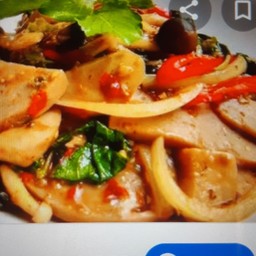 กระเพราหมูยอราดข้าว