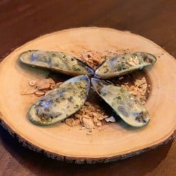 Baked Mussel topped with 4cheese