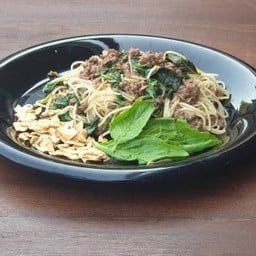 สปาเกตตีผัดกระเพรา Fried Wagyu Spaghetti with Basil
