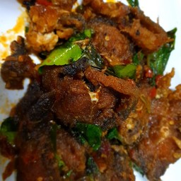 ข้าวปลาดุกทอดผัดพริก
