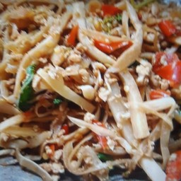 กระเพราหมูหน่อไม้ดองราดข้าว