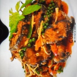 ปลาดุกทอดผัดเผ็ดเป็นกับ