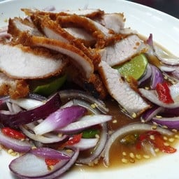 ยำคอหมูทอดราดข้าว