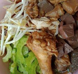 ร้านเมษาก๋วยเตี๋ยวไก่มะระบุพเฟ่ต์กระเพราถาด