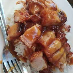 ครัวหนองบอน หมูกรอบ ก๋วยเตี๋ยว ขาหมู ตามสั่ง ยำ