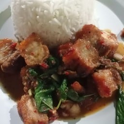 ผัดกะเพรา ราดข้าว