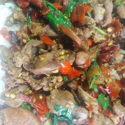 กะเพราเครื่องในไก่