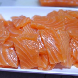 ยำแซลมอนใหญ่ (ฮอตมาก)