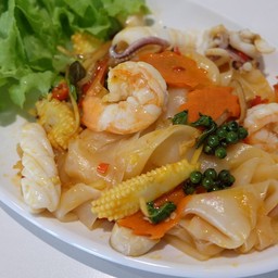 เส้นใหญ่ผัดขี้เมาทะเล