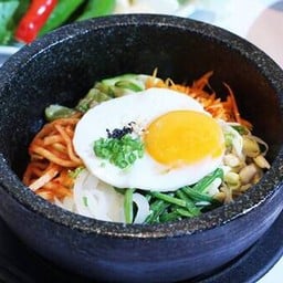 Sanchae Bibimbap ข้าวยำเกาหลี (หน้าไข่ดาว)
