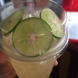 น้ำมะนาวคั้นสดเย็น