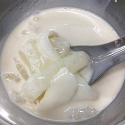 ลูกตาลนมสด