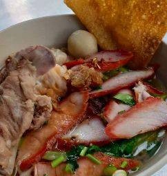 บะหมี่เกี๊ยวหมูแดง