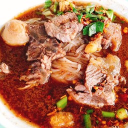 ก๋วยเตี๋ยวเนื้อน้ำตกพิเศษ