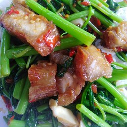 ผักบุ้งไฟแดง+หมูกรอบเป็นกับข้าว