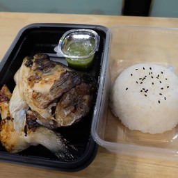 หัวปลาแซลม่อนย่างพร้อมข้าวญี่ปุ่น