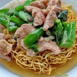 ราดหน้าหมูหมี่กรอบ