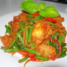 ปลากระพงผัดพริกแกง