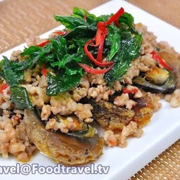 กระเพราหมูสับไข่เยี่ยวม้า (กับข้าว)