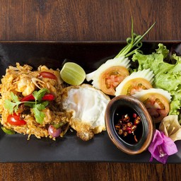 ข้าวผัดต้มยำกุ้ง เสิร์ฟพร้อมไข่ดาว