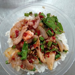 กะเพรารวมมิตร ราดข้าว