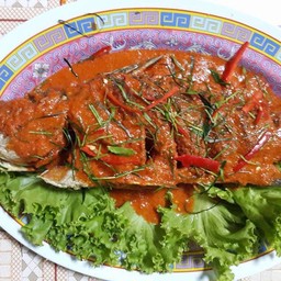 ปลากระพงทอดราดพริก