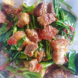 ผัดคะน้าหมูกรอบ