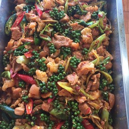 ขาหมูผัดพริกแกง