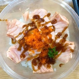 ข้าวหน้าปลาแซลมอนเบิร์น