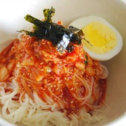 Bibim Guksu เส้นเล็กเย็นใส่ผักกับซอสเผ็ด
